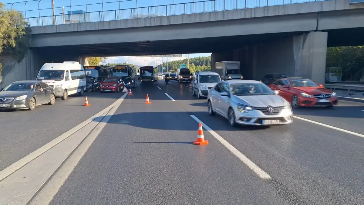 tem otoyolunda kaza afgan sofor yaralandi AwW3bKPZ