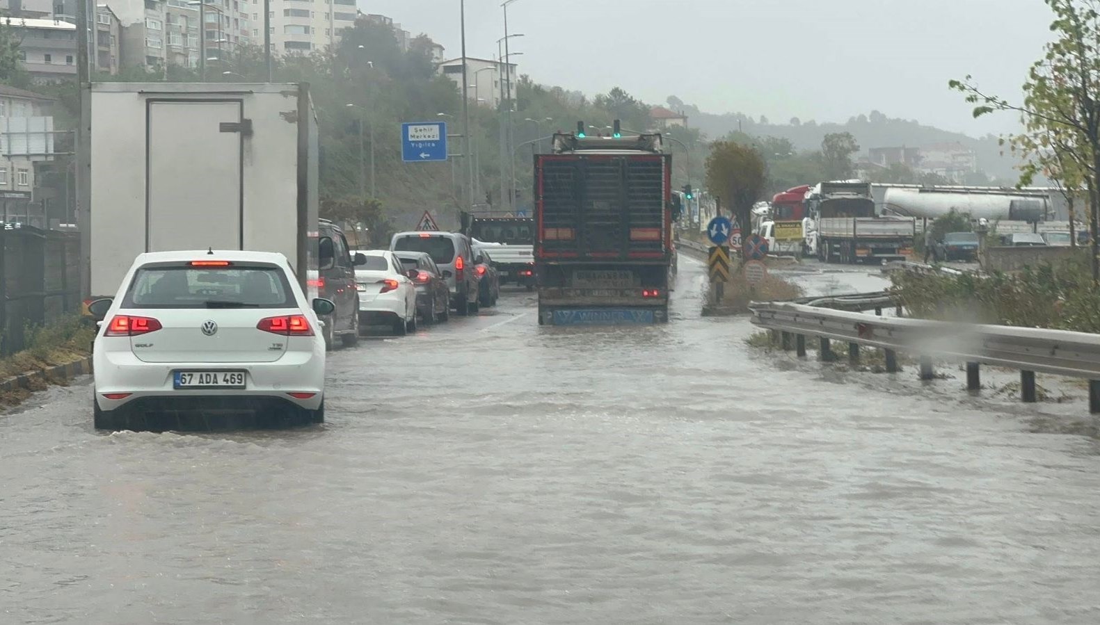zonguldakta siddetli yagis ulasimi aksatti 7kPnxaMc