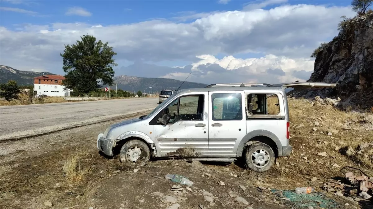 bucakta hafif ticari arac sarampole devrildi uV8QmVq8