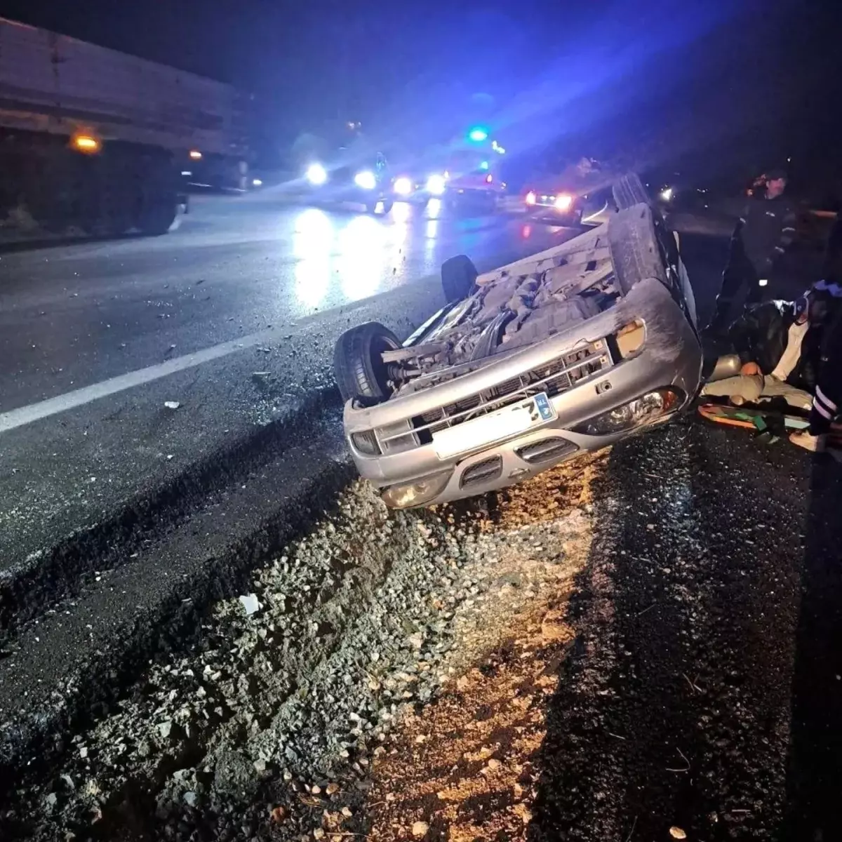 elazigda takla atan otomobilde 2 yarali qH81wGmr