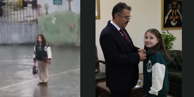 yagmur altinda saygi durusu o ogrenciye odul verildi KM1laQMj.jpg