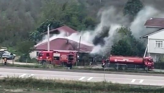 yanginda tek katli ev kullanilamaz hale geldi ZM7UvUrX