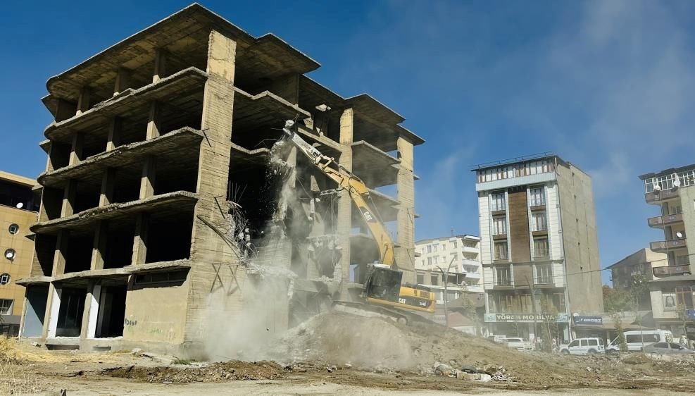 yuksekovada insaat halindeki bina yikildi VMezZBKS