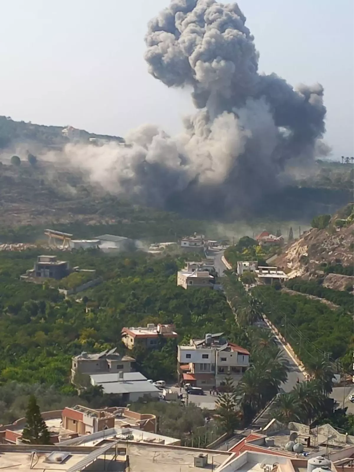 israil ordusundan lubnanin sur kentine hava saldirisi RSWTPue1.jpg