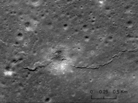 Ay her geçen gün daha da küçülüyor; peki bu bizi nasıl etkileyecek?