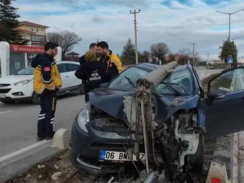 Nöbetten Çıkan Sağlık Çalışanı Direğe Çarpan Otomobilde Yaralandı