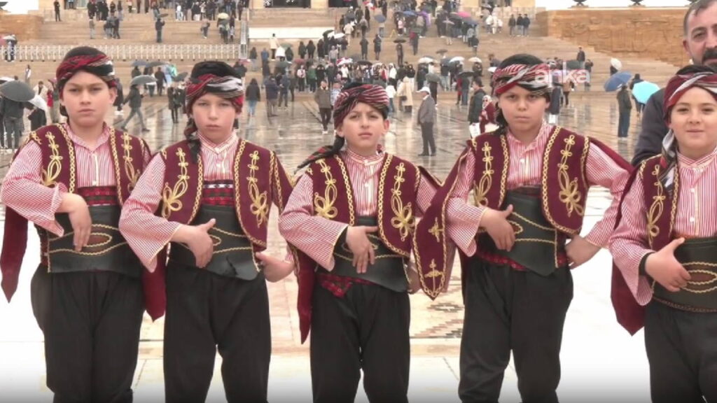 23-nisan-ulusal-egemenlik-ve-cocuk-bayraminda-cocuklar-anitkabirde-ataturku-asla-kalbimizden-silmeyecegiz-9ajj9Eis