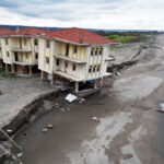 karasuda-kiyi-erozyonu-tehdidi-bir-villa-yikilmak-uzere-HEEsIiFJ