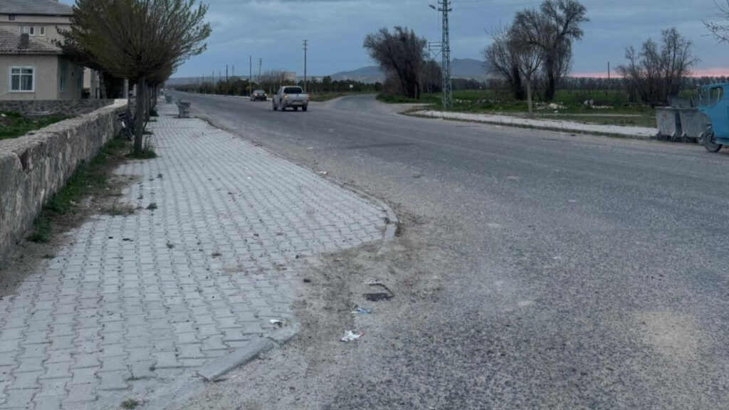 konyada-motosiklet-yayaya-carpti-2-kisi-agir-yaralandi-Tsjvu5d9