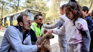 sadece-eglenmediler-sorumluluk-da-ogrendiler-bursada-ezber-bozan-23-nisan-kutlamasi-n82A46F6