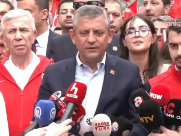 CHP Genel Başkanı Özgür Özel, 19 Mayıs Gençlik Korteji’nde İmamoğlu ve Yavaş’ı Destekledi