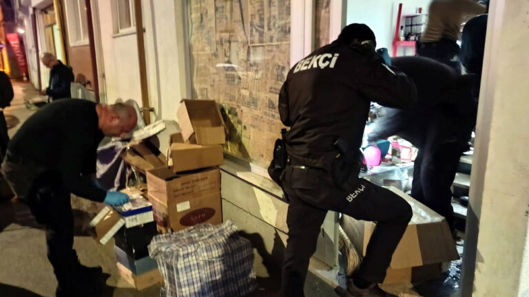 kadina-siddet-ihbarina-giden-polis-3-milyon-liralik-kacak-urun-ele-gecirdi-2-kisi-9Sdukx4M